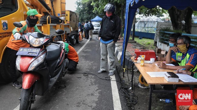 Ada ratusan lokasi uji emisi untuk mobil dan motor yang bisa dimanfaatkan masyarakat.