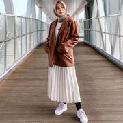 8 Inspirasi Mix and Match Rok Plisket ala Hijabers Bianca Kartika