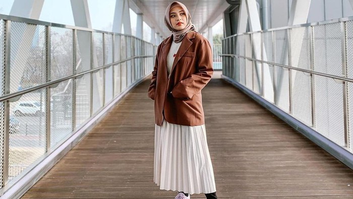 8 Inspirasi Mix and Match Rok Plisket ala Hijabers Bianca Kartika