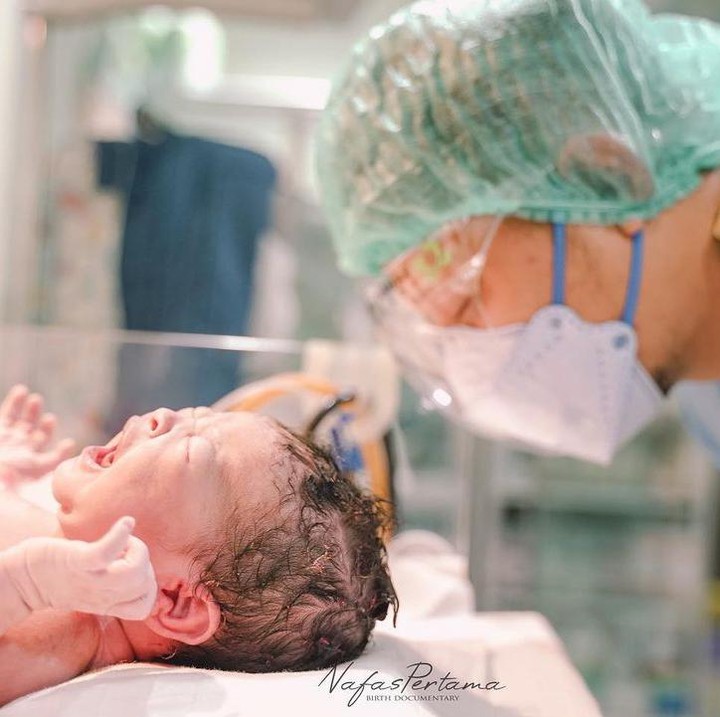 <p>Selamat buat keluarga Bunga Jelita dan Syamsir Alam, semoga baby Akleema tumbuh menjadi anak yang ceria, sehat, dan membanggakan orang tuanya. Aamiin (Foto: Instagram @syamsir11alam)</p>