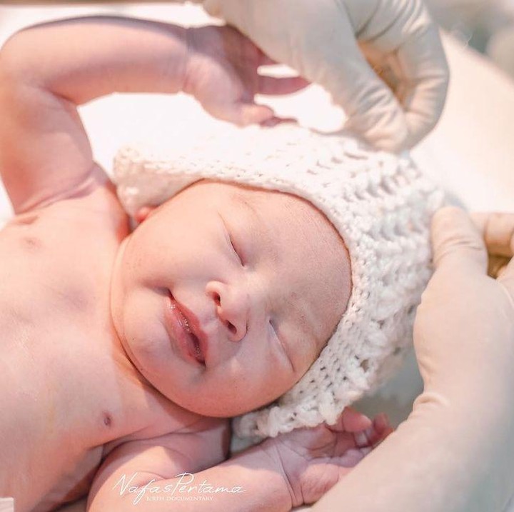 <p>Bayi dengan jenis kelamin perempuan tersebut diberi nama Akleema Regalo Zulaikha, Bunda. Ia lahir dengan berat badan 3,08 kilogram dan panjang 48 sentimeter. (Foto: Instagram @syamsir11alam)</p>