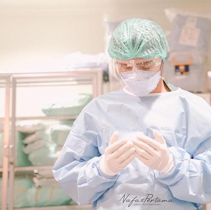 <p>Rasa bahagia juga begitu menyelimuti Syamsir Alam sebagai ayah baru. Melalui postingan di akun Instagram pribadinya, ia mengucapkan banyak syukur atas kelahiran putri pertamanya tersebut.  "Tidak bisa berkata2x atas kebahagiaan yang ALLAH SWT berikan ke saya,bunga dan keluarga kami.Senang sekali atas anugerah yang kami dapat," tuturnya. (Foto: Instagram @syamsir11alam)</p>