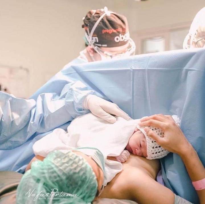 <p>Kabar kelahiran baby Akleema pertama kali dibagikan oleh Bunga Jelita di akun Instagram pribadinya. <em>"Allahu Akbar - Allah Maha Besar itu kalimat yang aku ucapkan ketika mendengar tangisan pertama dari Baby A..,"</em> tulisnya. (Foto: Instagram @syamsir11alam)</p>