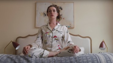 img-title Anne Hathaway Bintangi Film Komedi Berlatar Pandemi 'Locked Down'