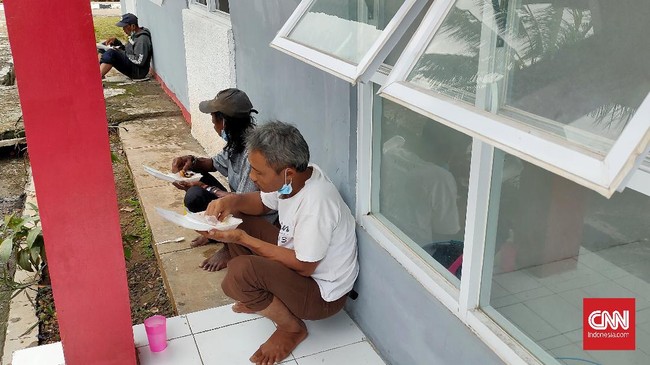 Pria paruh baya dalam kondisi badan kurus kerontang terlantar di pinggir jalan bawah kolong flyover, Kota Tangerang, Banten, viral di media sosial.