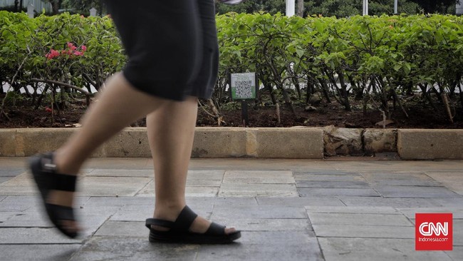 Trotorar di depan Kedubes AS, Jakarta, tak bisa dilewati pejalan kaki. Petugas keamanan menghampiri warga yang mengambil gambar di area sekitar.