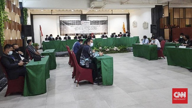 KPU Bandar Lampung ingin hati-hati menyikapi putusan Bawaslu yang mendiskualifikasi paslon Eva Dwiana-Deddy Amarullah.