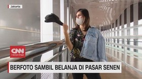 VIDEO: Berfoto Sambil Belanja di Pasar Senen