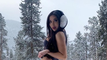 img-title Foto Pakai Bikini di Tengah Salju, Bokong Model Playboy Ini Membeku