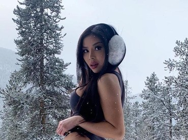 img-title Foto Pakai Bikini di Tengah Salju, Bokong Model Playboy Ini Membeku