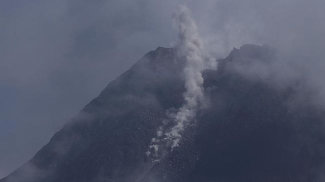 Gunung Merapi Keluarkan Awan Panas ke Hulu Kali Krasak Gunung Merapi mengeluarkan awan panas guguran sejauh 600 meter ke hulu Kali Krasak pada Sabtu (9/1). Statusnya tetap di level siaga.