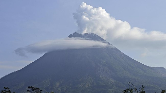 Balai Penyelidikan dan Pengembangan Teknologi Kebencanaan Geologi (BPPTKG) menyebutkan Gunung Merapi telah mengalami fase erupsi.