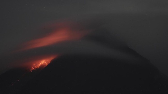 Balai Penyelidikan dan Pengembangan Teknologi Kebencanaan Geologi (BPPTKG) menyebutkan Gunung Merapi telah mengalami fase erupsi.