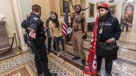 Diduga Bantu Massa Trump Rusuh, Dua Polisi Capitol Diskors
