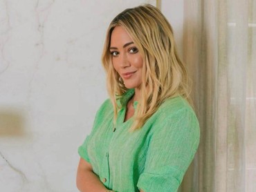 Keseringan Tes COVID-19, Hillary Duff Mengaku Infeksi Mata