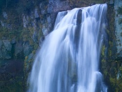 Gumpalan Es dari Air Terjun Beku di Rusia Runtuh, 1 Turis Tewas