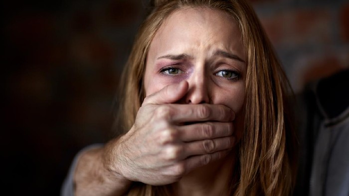Abused young woman being silenced by her abuserhttps://195.154.178.81/DATA/i_collage/pi/shoots/781140.jpg