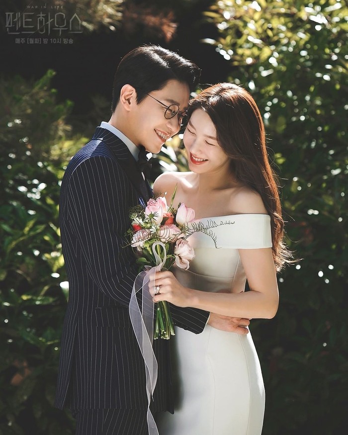 Kini giliran potret keluarga pasangan menikah tokoh Joo Dan Tae (Uhm Ki Joon) dan Shim So Ryeon (Lee Ji Ah) yang memamerkan potret mesra. Lengan yang melingkar di pinggang So Ryeon dan tatapan mesra ke arah wajah menjadi pilihan untuk potret romantis bersama istri.Sumber/Instagram/sbsdrama.official.