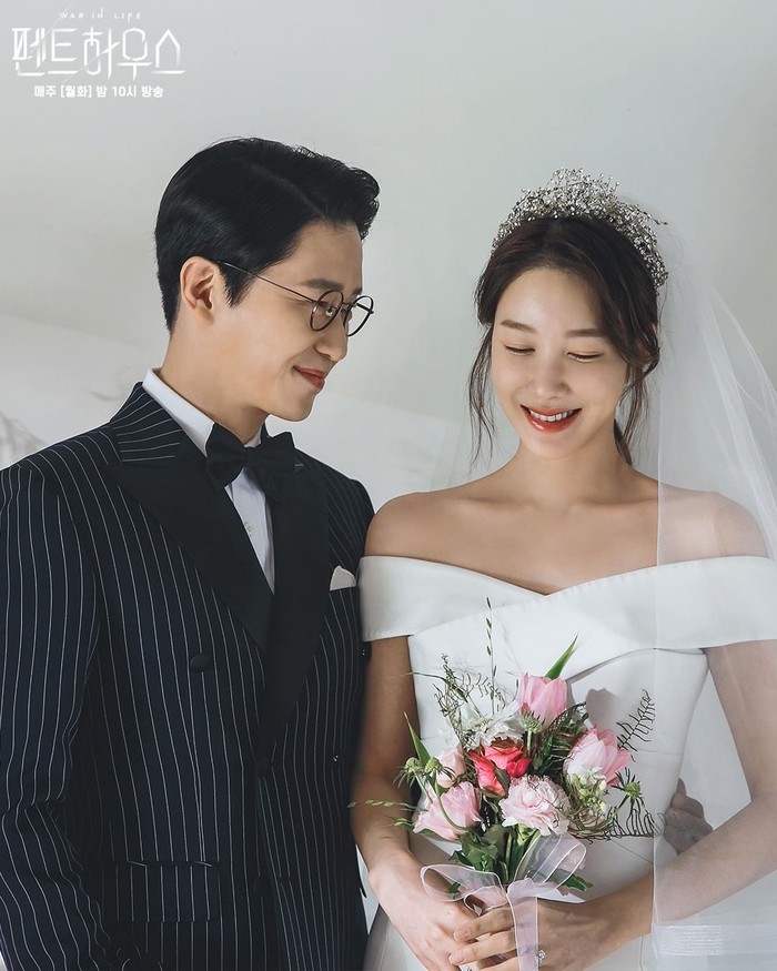 Bagi keluarga yang baru menikah, potret pasangan yang masih lengkap mengenakan wedding dress dan suit lookbisa jadi inspirasi, nih. Pose tatapan Dan Tae ke arah wajah So Ryeon yang memejamkan mata bisa jadi inspirasi potret pengantin yang manis.Sumber/Instagram/sbsdrama.official.