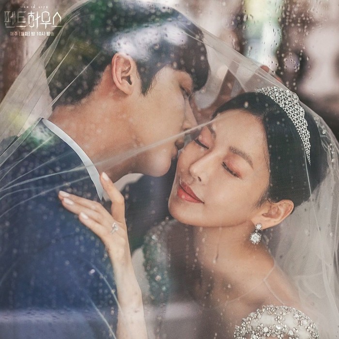Potret mesra pasangan suami-istri juga bisa dicontoh dari pose pasangan pemeran Ha Yoon Cheol (Yoon Jong Hoon) dan Cheon So Jin (Kim So Yeon). Dengan pose seakan pria memeluk pipi wanita yang matanya terpejam juga bisa jadi ide shoot foto yang unik.Sumber/Instagram/sbsdrama.official