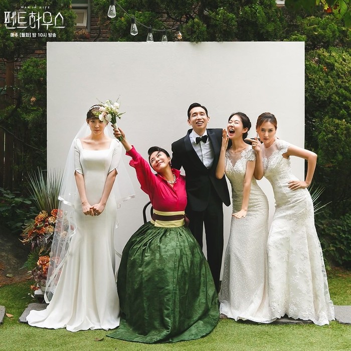 Bingung potret keluarga yang formal? Potret bahagia satu ini juga bisa jadi pilihan saat pasangan baru menikah dari tokoh Lee Kyu Jin (Bong Tae Kyu) dan Go Sang Ah (Yoon Joo Hee). Eits! Jangan sampai ketutupan saking hebohnya difoto, ya.Sumber/Instagram/sbsdrama.official.