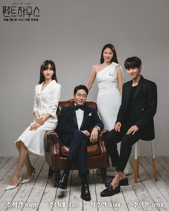 Pose keluarga lengkap orang tua bersama anak juga bisa dicontoh dari keluarga Joo Dan Tae dan Shim So Ryeon dengan kedua anak kembar mereka, Joo Seok Hoon (Kim Young Dae) dan Joo Seok Kyung (Han Ji Hyun) yang memakai pakaian senada.Sumber/Instagram/sbsdrama.official