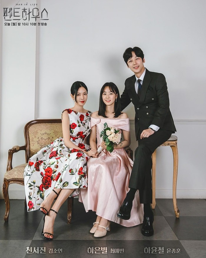 Foto keluarga tak harus selalu mengenakan pakaian warna senada, bisa juga bercorak dengan warna berbeda. Salah satunya dari contoh potret kedekatan keluarga tokoh Cheon So Jin dan Ha Yoon Cheol bersama putri mereka Ha Eun Byeol (Choi Ye Bin).Sumber/Instagram/sbsdrama.official.