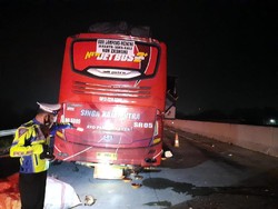 Bus 28 Penumpang Tabrak Truk di Tol Magetan, 2 Orang Tewas