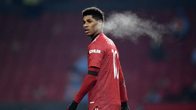 Manchester United harus sadar bahwa musuh mereka bukan hanya Liverpool melainkan juga Manchester City usai kalah di Carabao Cup.