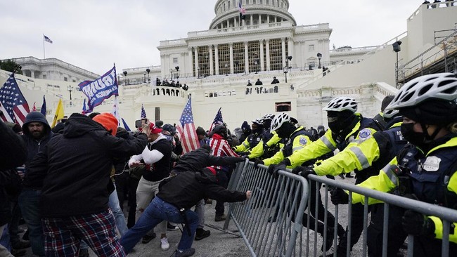 Ibu Kota Washington D.C., memberlakukan lockdown akibat bentrokan antara aparat dan massa pendukung Presiden AS, Donald Trump.