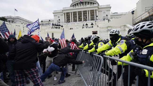 Kerusuhan yang terjadi di Gedung kongres AS, Capitol, mengundang keributan netizen bahas Trump dan Amerika Serikat.