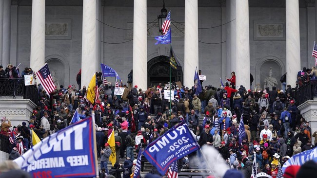 Massa pendukung Trump di gedung Kongres Capitol Hill mulai bubar usai pemberlakuan jam malam pukul 18.00 waktu setempat.