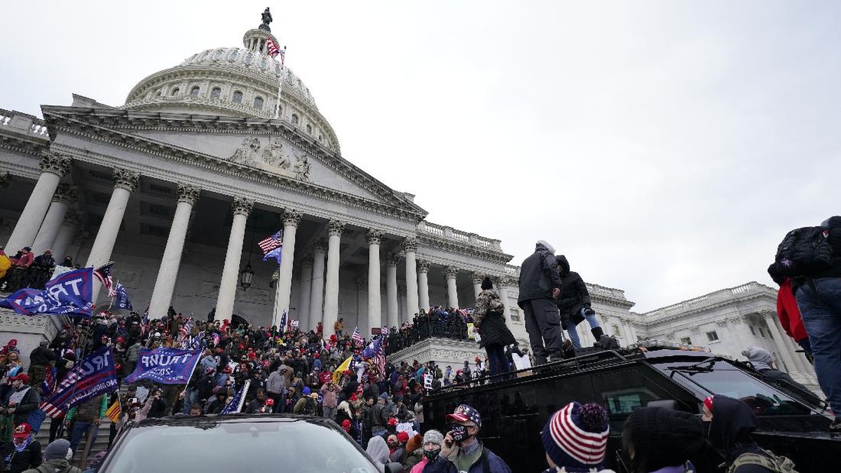 FOTO: Massa Pendukung Trump Paksa Masuk Gedung Kongres