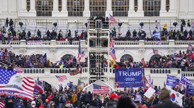 Massa Trump Serbu Gedung Kongres, Polisi Tembak Gas Air Mata