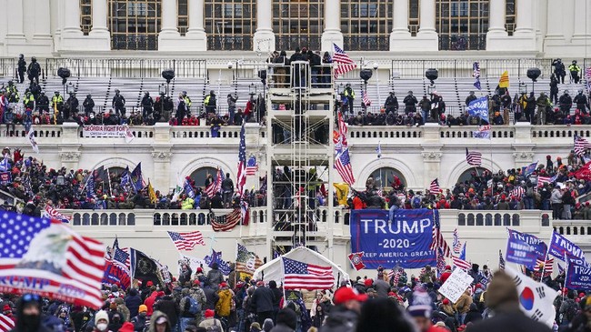 Dua menteri kabinet Presiden Amerika Serikat Donald Trump mengajukan pengunduran diri dari jabatan akibat kerusuhan yang terjadi di Gedung Capitol Hill.