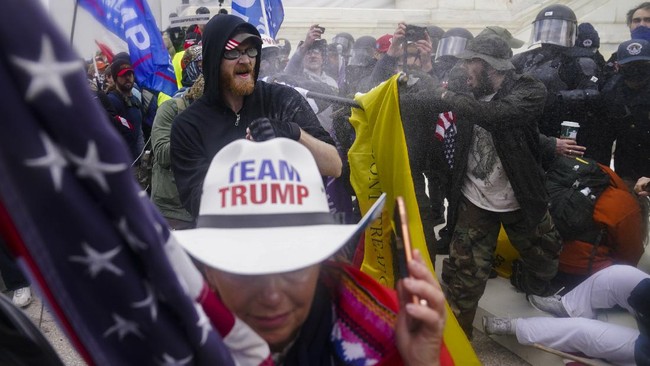 Facebook ikut mengunci akun Trump yang membuat akun itu tak bisa lakukan unggahan (postingan) selama 24 jam.