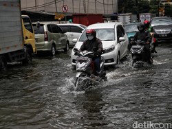 Banjir Jl RE Martadinata Ancol Dilawan dengan Karung Pasir
