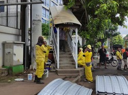Pasukan Kuning Bina Marga DKI Sambangi JPO Matraman yang Rusak