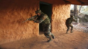 FOTO: Latihan Tempur Pasukan India di Perbatasan Pakistan