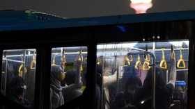 Detik-detik Penumpang Histeris saat Bus TransJ Terjebak di Rel Kereta