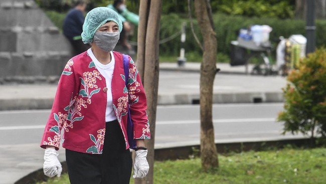 Pegawai perusahaan sektor esensial dan kritikal yang belum disuntik vaksin Covid-19 tidak boleh bekerja di kantor selama PPKM Level 4 berlaku.
