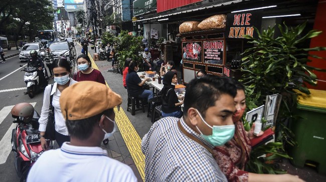 Anggota dewan Komisi Kesehatan DPR meminta Kemenkes mengkaji lagi kewajiban penggunaan masker di ruang publik menyusul peningkatan kasus Covid-19.