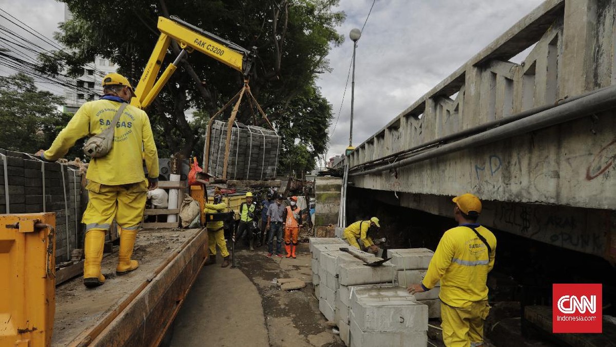 FOTO : Benah Kolong Jembatan Usai Kedatangan Risma