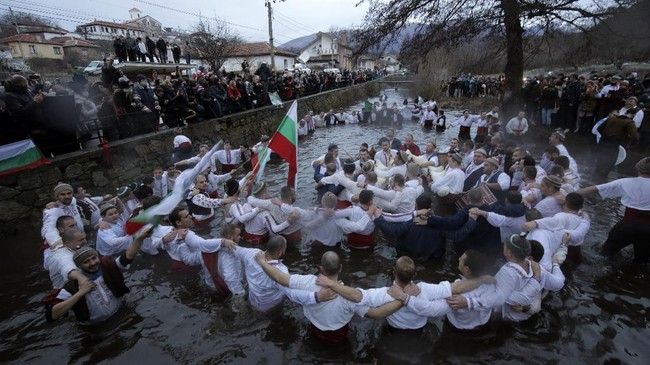 Umat Kristen Ortodoks di Bulgaria merayakan efifani di tengah pandemi virus corona untuk menjaga tradisi.