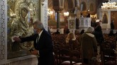 FOTO: Perayaan Epifani di Bulgaria saat Pandemi Umat Kristen Ortodoks di Bulgaria merayakan efifani di tengah pandemi virus corona untuk menjaga tradisi.