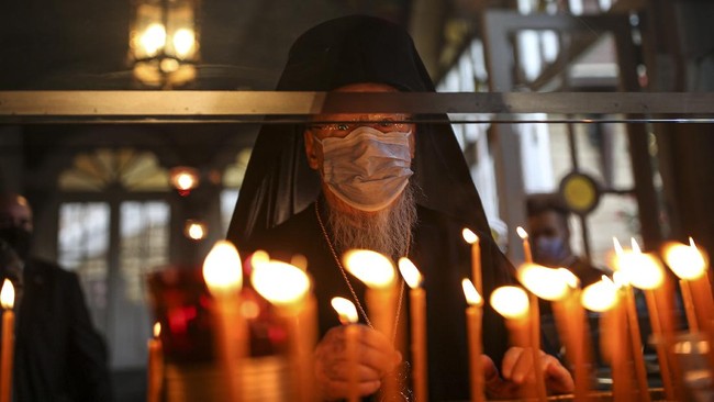 Umat Kristen Ortodoks di Bulgaria merayakan efifani di tengah pandemi virus corona untuk menjaga tradisi.