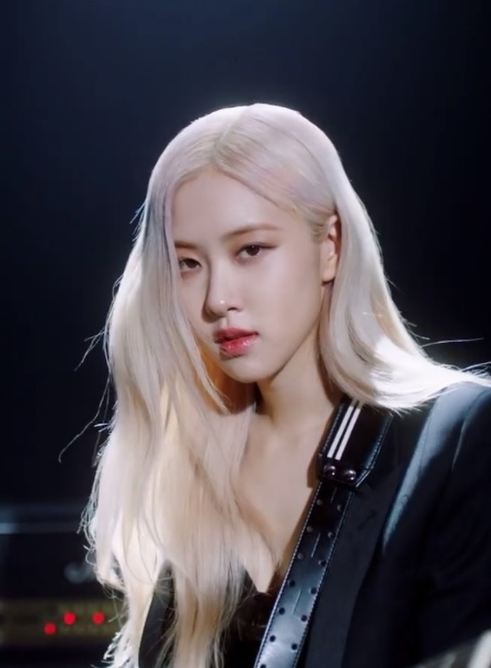 VOGUE Korea juga merilis tampilan terbaru Rose yang bermain gitar dengan set dan serba hitam, untuk produk YSL Beauty Marble Pack 3 in 1 Make Up Solution. Ini menggambarkan, riasannya tetap terlihat flawless meski aktif bermusik. (Foto: Instagram/voguekorea)