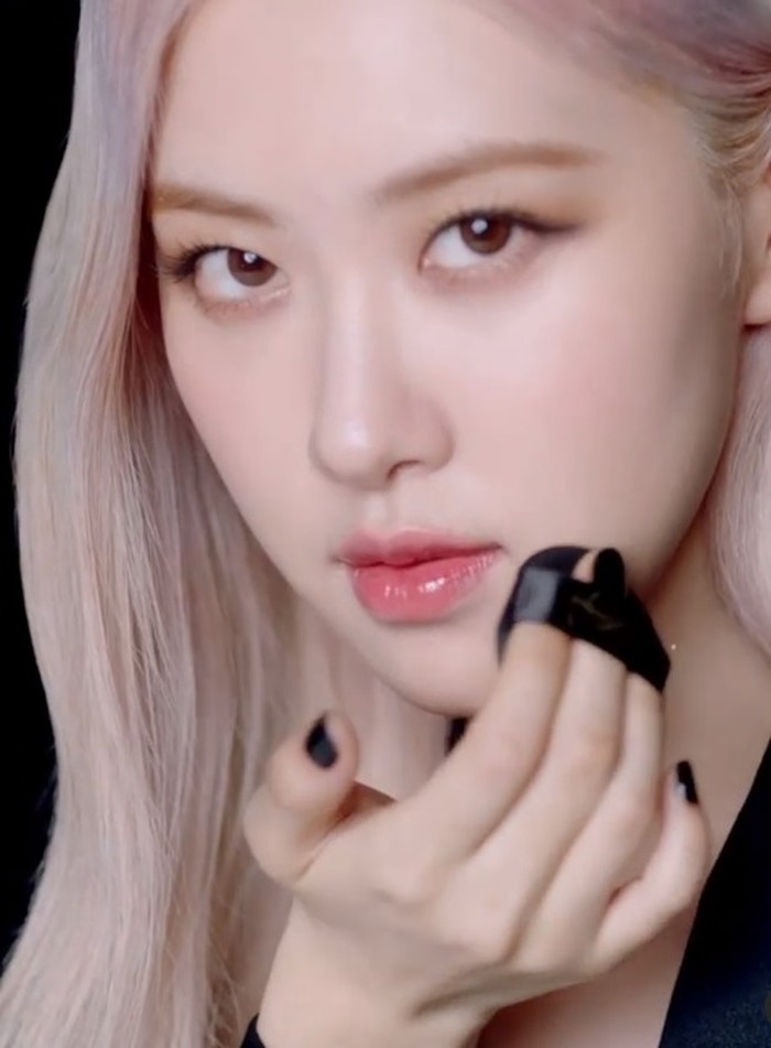 Dalam memoleskan wajahnya dengan produk Marble Pack 3 in 1 Make Up Solution pun, Rose tetap terlihat memukau dengan tatapan fierce-nya. Kehadiran Rose sebagai brand ambassador global YSL Beauty telah membanggakan Blink. Terlebih kini Rosé sudah menjadi aset besar bagi brand Yves Saint Laurent. Congrats Rose! (Foto: Instagram/voguekorea)
