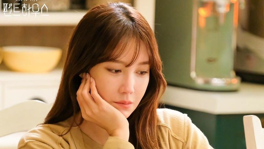 Rumah Tangga Lee Ji Ah Sama Tragisnya di Drama 'The Penthouse' Rumah Tangga Lee Ji Ah Sama Tragisnya di Drama 'The Penthouse'