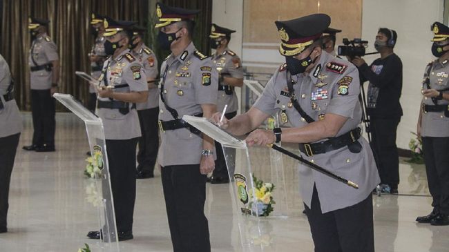 Kapolda Metro Jaya Irjen Fadil Imran melantik tujuh kapolres dan Kabid Humas pada Jumat (13/1) ini.